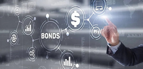 Un homme d'affaires clique sur un écran virtuel de liens. Bond Finance Banking Technology concept. Réseau des marchés commerciaux — Photo