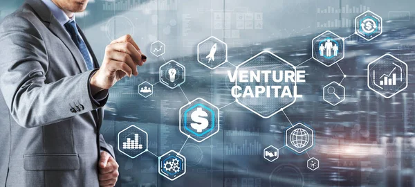 Capital de risco. Capital de investimento. Empresário pressionando inscrição tela virtual — Fotografia de Stock