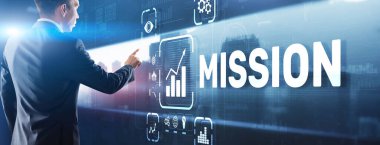 İş adamı sanal ekran görevine tıkladı