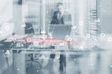 Diyagram otomasyon yeniliği. Ofisteki genç iş adamlarının geçmişine karşı.