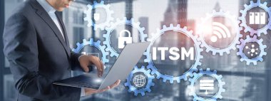 ITSM. İş adamı sanal ekran bilgi işlem yönetimine basıyor. Bilgi teknolojisi hizmeti yönetimi kavramı