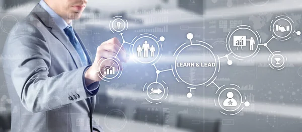Lernen und führen. Geschäftsmann drückt Hand auf die virtuelle Bildschirminschrift — Stockfoto