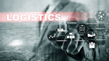 Lojistik ve ulaşım konsepti. İşadamı lojistik şeması gösteriyor. Çevrimiçi mal siparişleri. Mal teslimatı. Karışık ortam.