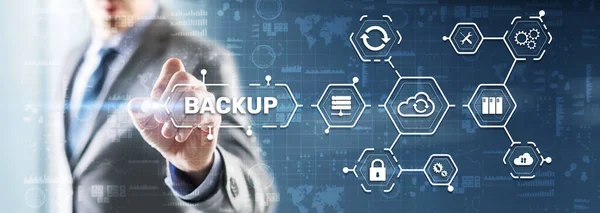 Backup Storage Data Technology Konzept. Geschäftsmann rührt Backup an — Stockfoto
