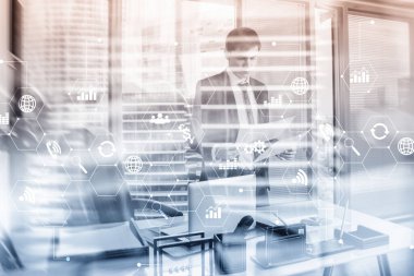 Diyagram otomasyon yeniliği. Ofisteki genç iş adamlarının geçmişine karşı.