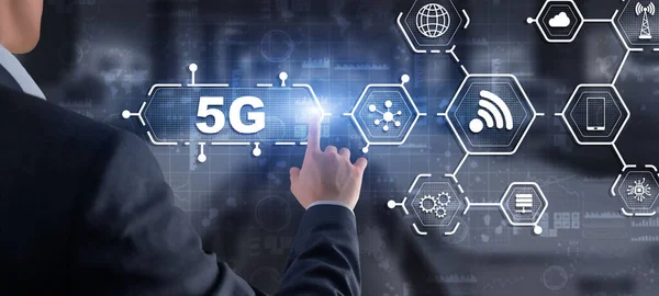 Концепция беспроводного Интернета 5G. Человек трогает 3D-икону 5G — стоковое фото