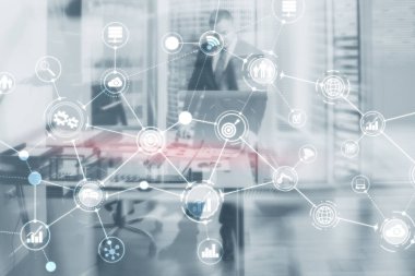 Çifte ilgi karışık medya. Hologram ekranında diyagram yapısı. Arka planda iş adamları ve modern şehir