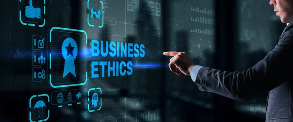 Концепция поведения и манеры деловой этики. Бизнесмен нажимает кнопку на виртуальном экране — стоковое фото