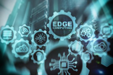 Modern sunucu odası arka planında EDGE bilgisayar. Kaynak yoğunlaştırılmış hesaplama hizmetleri için bilgi teknolojisi ve iş kavramı.