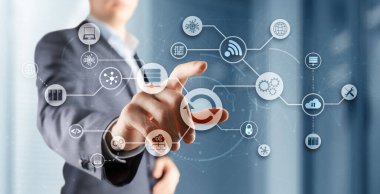 Adam Güncelleme simgesine tıklıyor. Geliştirme konsepti