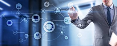 Adam Güncelleme simgesine tıklıyor. Geliştirme konsepti