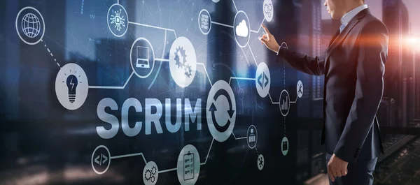 SCRUM. Hand drückt das Beschriftungsgedränge auf ein virtuelles Panel. Agile Entwicklungsmethodik — Stockfoto