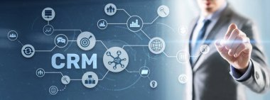 CRM Müşteri İlişkileri Yönetimi. Müşteri yönlendirme konsepti. Çalışanlara dikkat et.