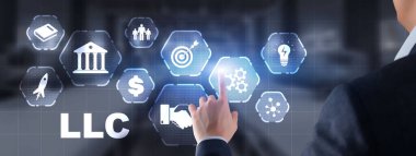 Sınırlı Sorumluluk Şirketi konsepti. Sanal ekranda işadamı LLC 'ye dokundu.