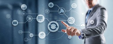 Adam Güncelleme simgesine tıklıyor. Geliştirme konsepti.