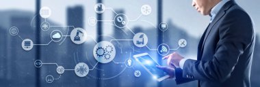 Süreç Teknolojisi Otomasyonu. Ofis ve şehir arka planında dişli mekanizması ve devre kartı.