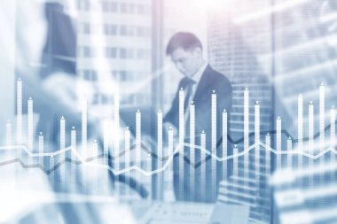 Penceresinde yönetici olan bir iş merkezinin arkaplanındaki çubuk grafiği.