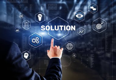 Çözüm. İş adamı dokunmatik ekran arayüzü yazım çözümlerine baskı yapıyor. İş konsepti. İnternet kavramı.