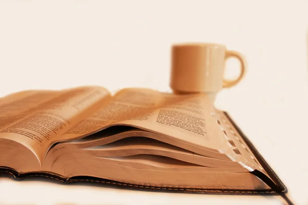 Biblia i kawy — Zdjęcie stockowe