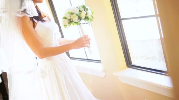 Retrato de novia caucásica vestido de novia blanco — Vídeos de Stock