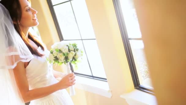 Közelről menyasszony hagyományos esküvői ruha fátyol — Stock videók