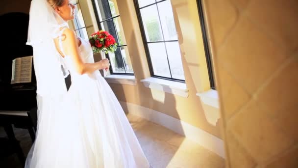 Retrato de novia caucásica vestido de novia blanco — Vídeos de Stock