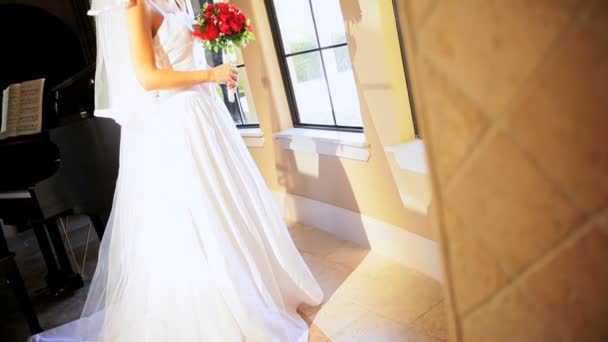 年轻的新娘穿着婚纱礼服宝宝大钢琴 — 图库视频影像