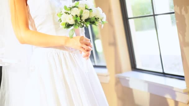 Kaukasische Braut Hochzeit posy Kleid Schleier — Stockvideo