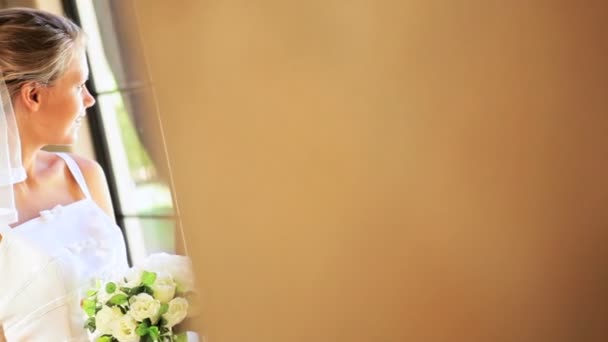 Close-up van Kaukasische bruid in trouwjurk — Stockvideo