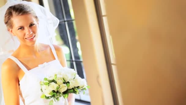 Novia tradicional posando fotos de boda de lujo en casa — Vídeos de Stock