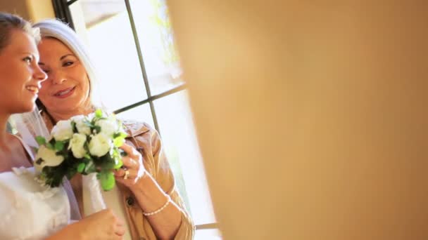 Noiva e avó posando casamento Fotografia — Vídeo de Stock