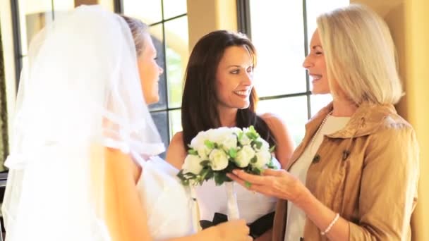 Trotse moeder grootmoeder lachen met de bruid trouwdag — Stockvideo