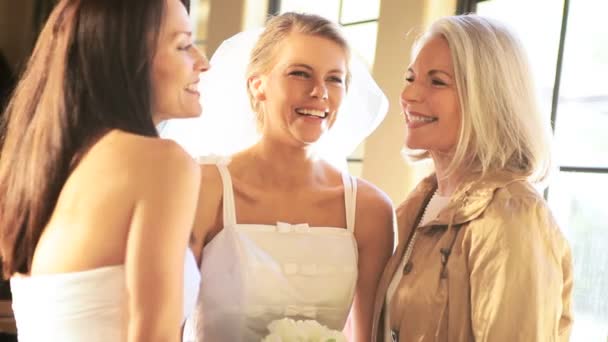 Día de la boda de la familia femenina de tres generaciones — Vídeo de stock