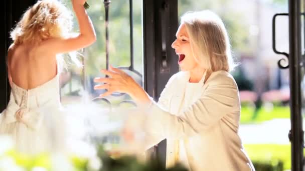 Unga brudtärna mormor på bröllopsdagen — Stockvideo