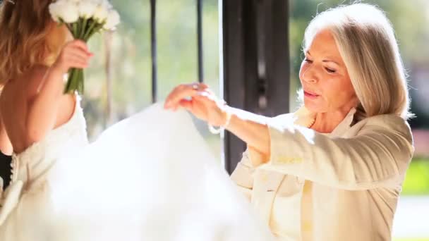 Orgullosa abuela admirar nieta vestido de dama de honor — Vídeo de stock