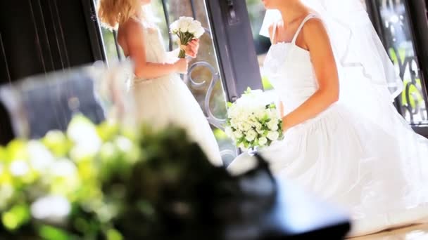 Симпатичная блондинка-цветочница смеется над невестой — стоковое видео