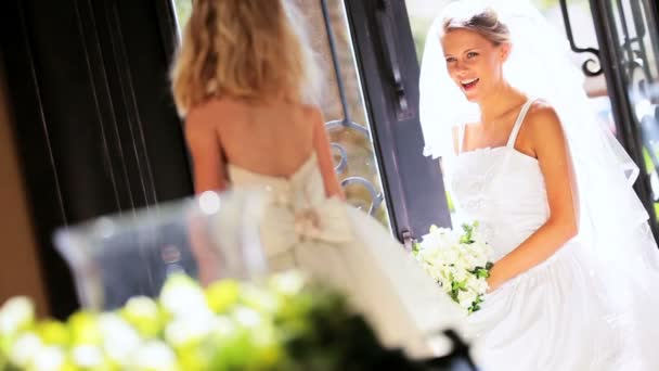 Jeune mariée Mignon jour de mariage demoiselle d'honneur — Video