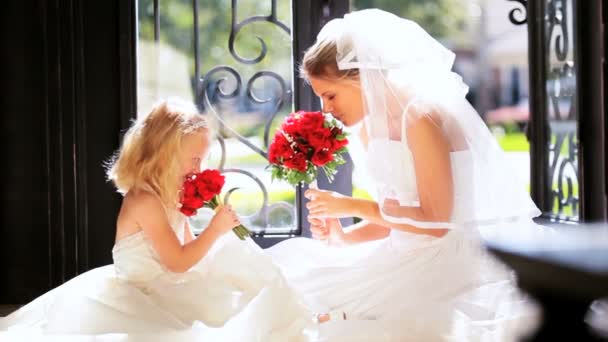 Мила блондинка квітка дівчина сміється наречена — стокове відео