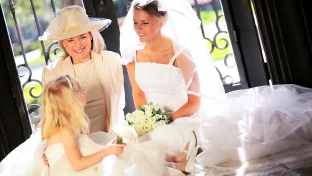 Famille Groupe Jeune mariée Mignonne demoiselle d'honneur avec grand-mère — Video