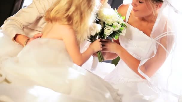Vrij Kaukasische bruid jong meisje begeleider en grootmoeder — Stockvideo