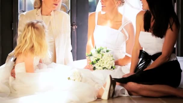 Невеста с милой девочкой-цветочницей и бабушкой — стоковое видео