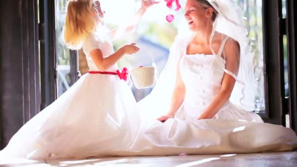 Schattig bruidsmeisje jonge bruid spelen bloemblaadjes — Stockvideo