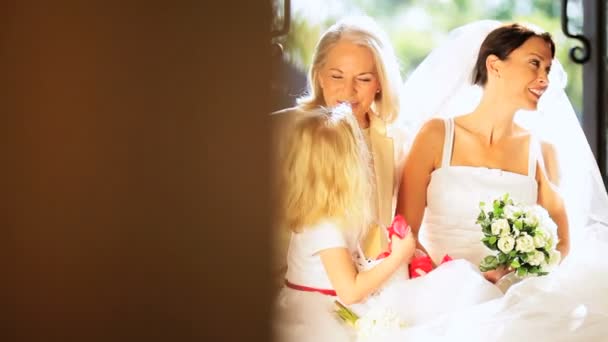 Симпатичная блондинка-цветочница смеется над семейством невест — стоковое видео