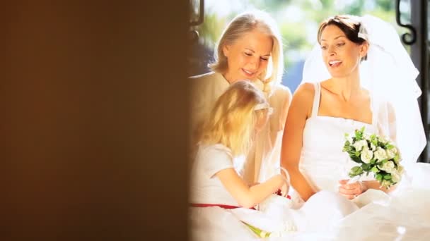 Braut mit niedlichen Blumenmädchen Familienmitglieder — Stockvideo