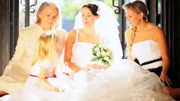 Quatre femmes membres de la famille Accueil Mariage — Video