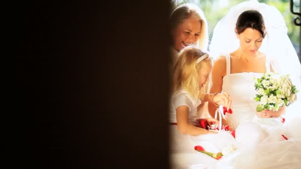 Schattige blonde bloemenmeisje lachen familie bruid — Stockvideo