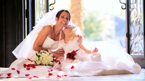 Mooie blonde bruidsmeisje vergadering lachen bruid — Stockvideo