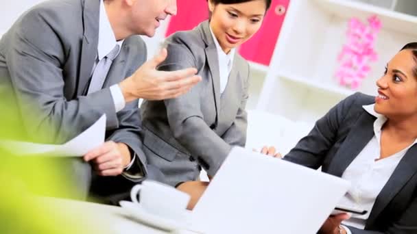 Equipo de publicidad inteligente lluvia de ideas Promoción actual — Vídeo de stock