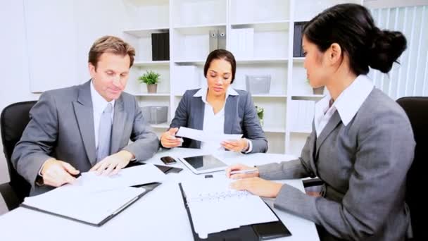 Sala de juntas Reunión Ejecutivos de negocios — Vídeos de Stock