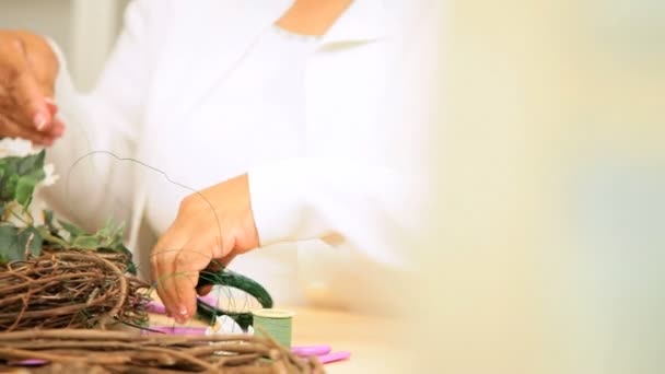 Händer pensionerade damer blomsterarrangemang — Stockvideo